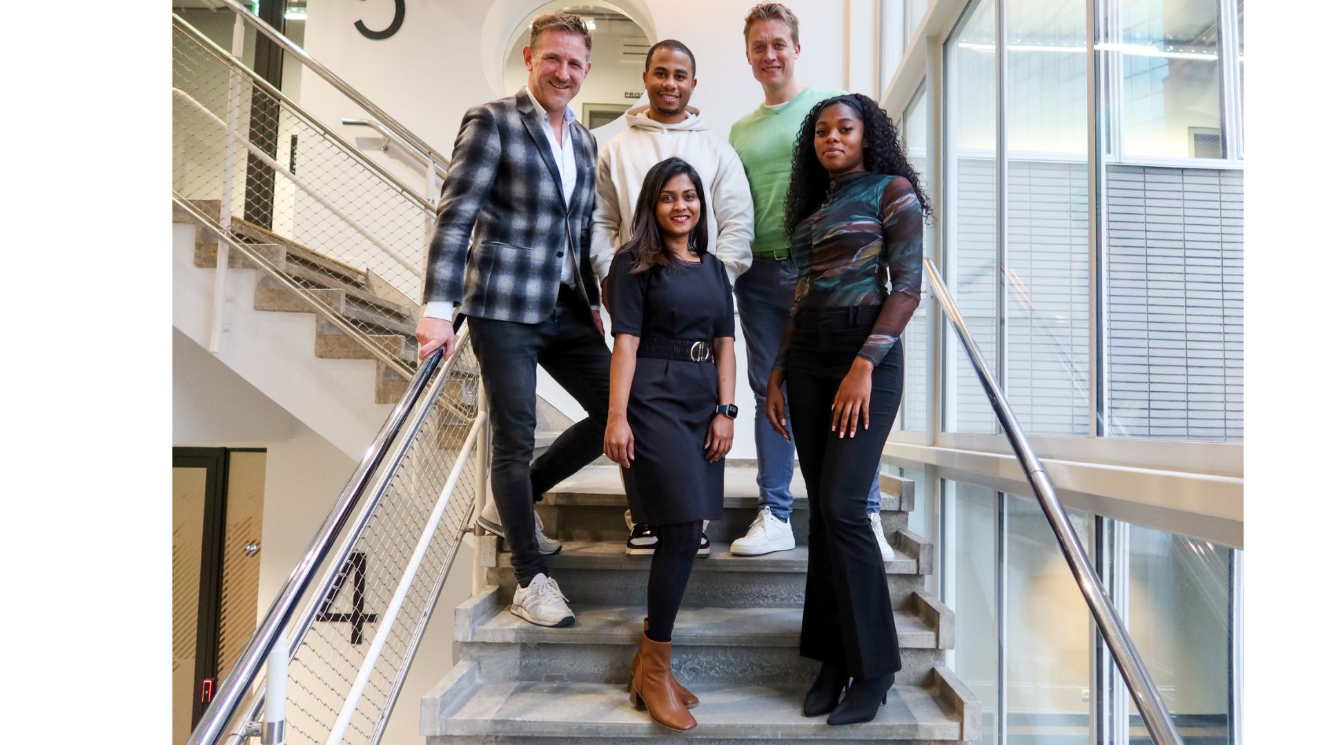 Beursplein 37 ligt in het hart van Rotterdam, dit maakt het de beste locatie voor het organiseren van meetings of om te netwerken in de stad. Bezoek onze locatie en ontdek onze informele werksfeer. 